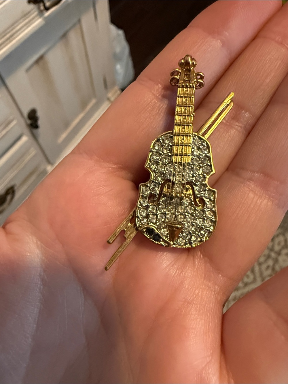 BUTLER VIOLIN BROOCH GOLD TONE Complete Musical instrument vintage jewelry